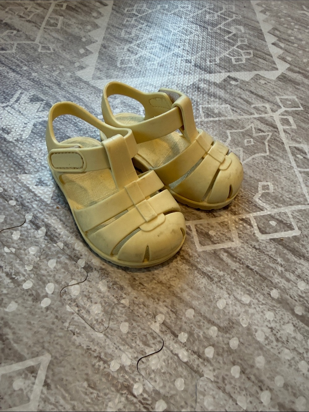 Zara Kids Light Yellow Closed-Toe Hook-and-Loop Sandals